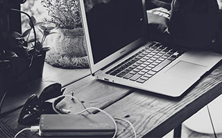 雷蛇新款桌面全息 AI 助手亮相：承诺只提供帮助，绝不评头论足